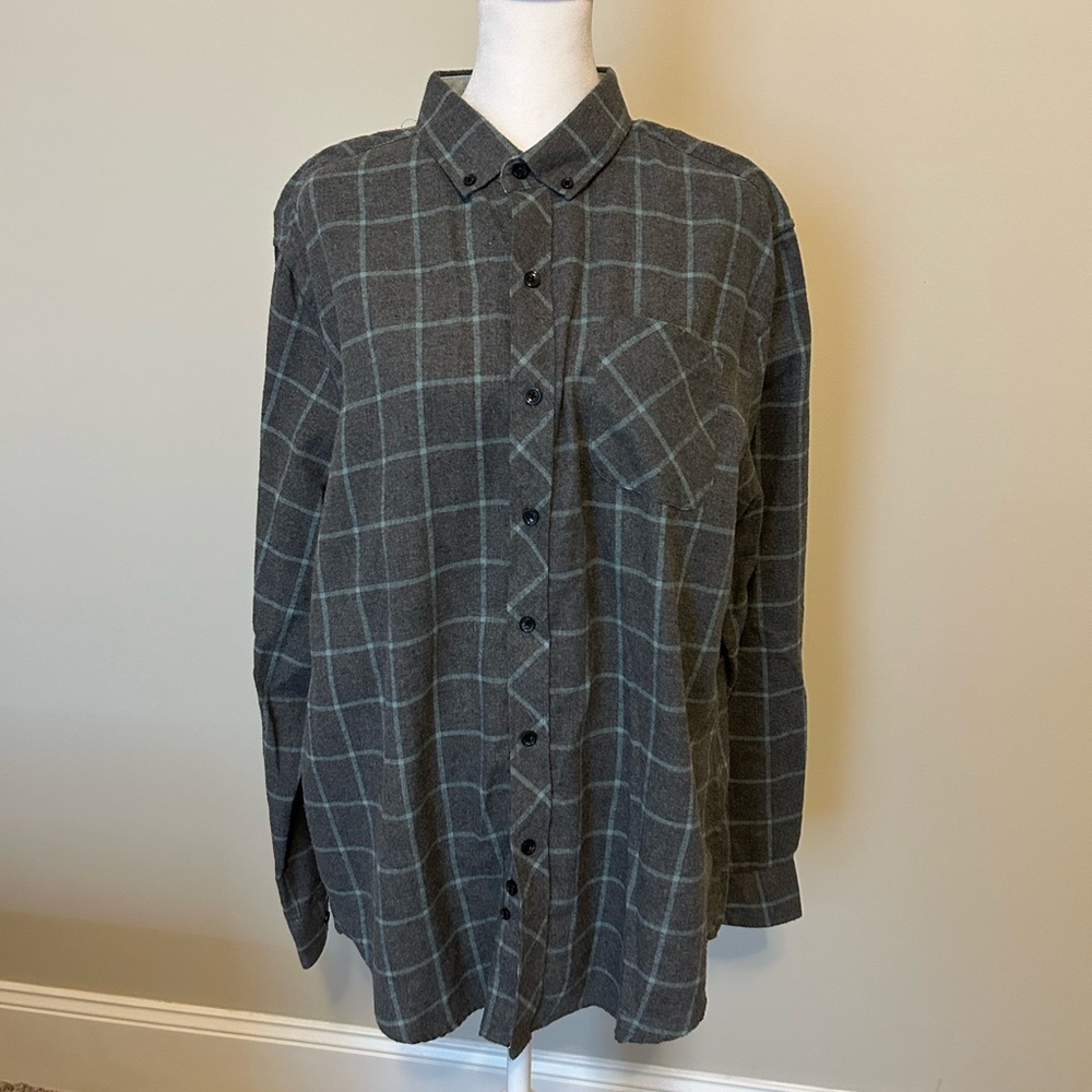 Men’s long sleeve gray button up dress shirt. Size XL